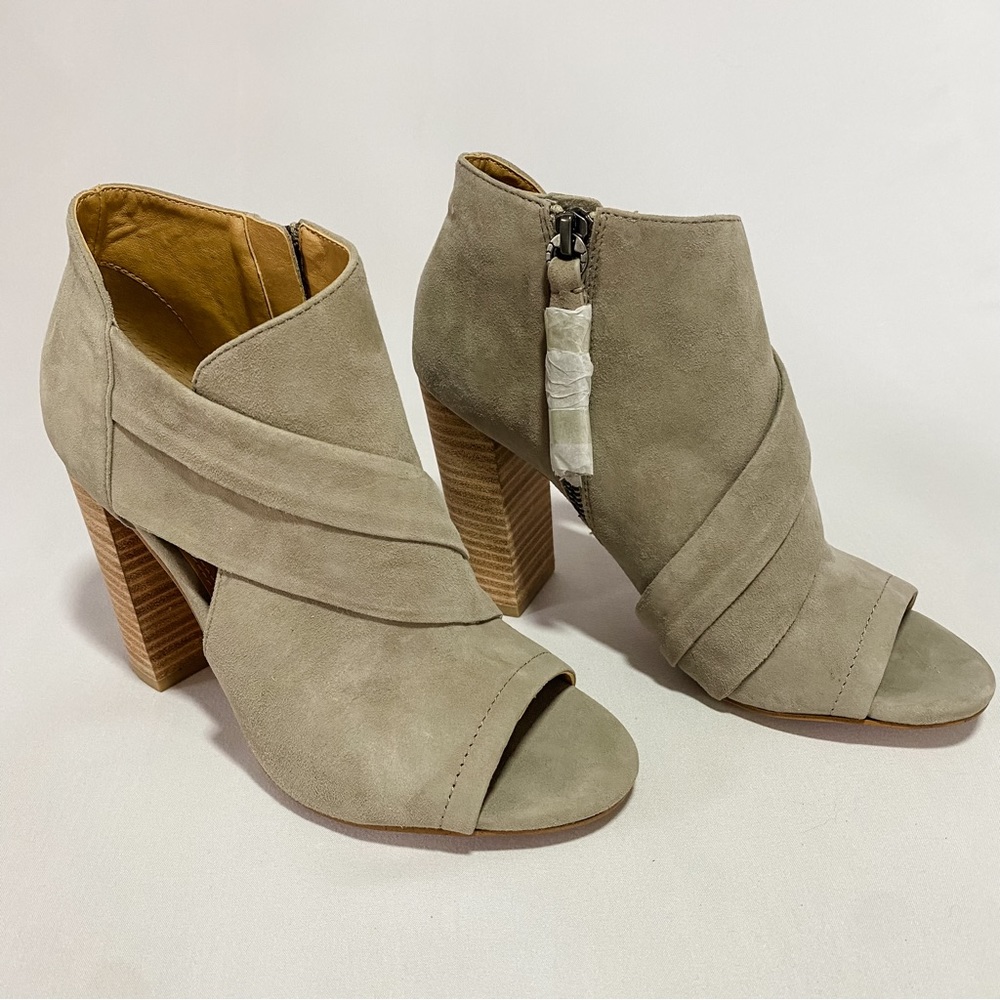 🌟NEW🌟 Splendid Gray Suede Heels